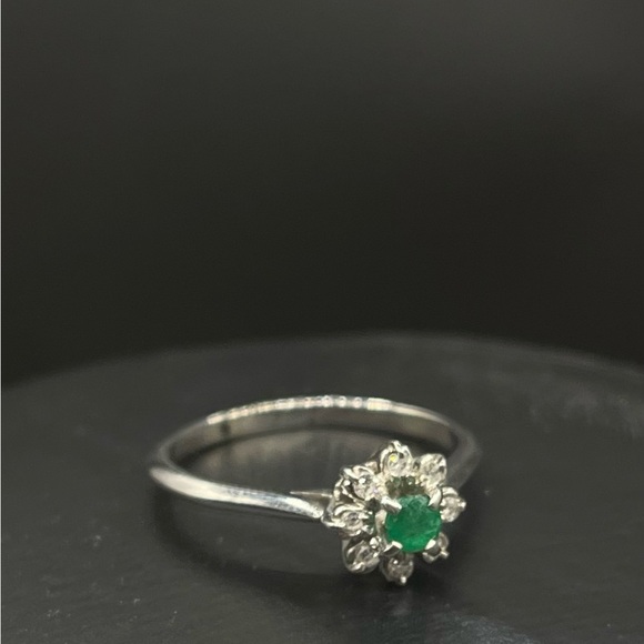 Natural Beautiful, white gold, ladies, diamond and Emerald Ring - Picture 2 of 4